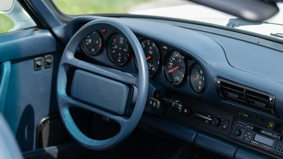 Porsche 959 Speedster von hinten rechts zum Fahrer fotografiert