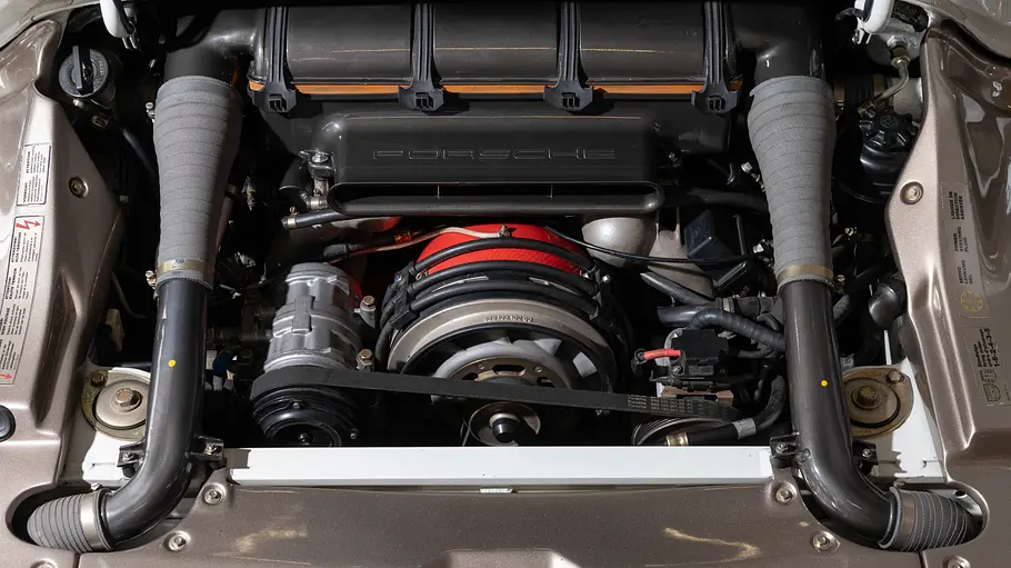 Porsche 959 Speedster statisch über der Motorhaube fotografiert