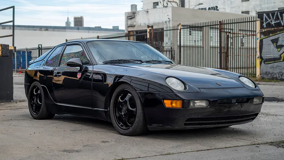Der Porsche 968 stehend von vorne.