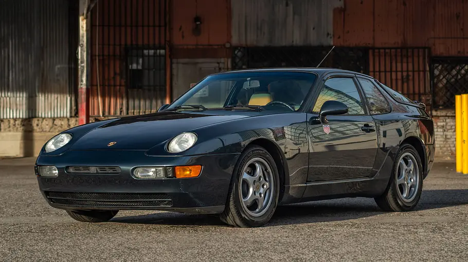Der Porsche 968 stehend von vorne.
