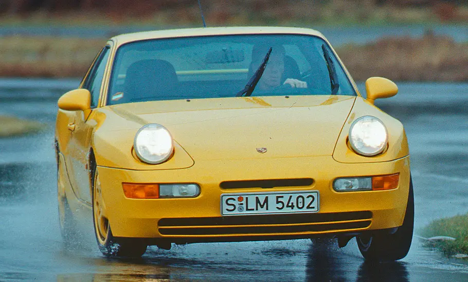 Porsche 968 CS Der Porsche 968 CS fahrend von schräg vorne fotografiert.