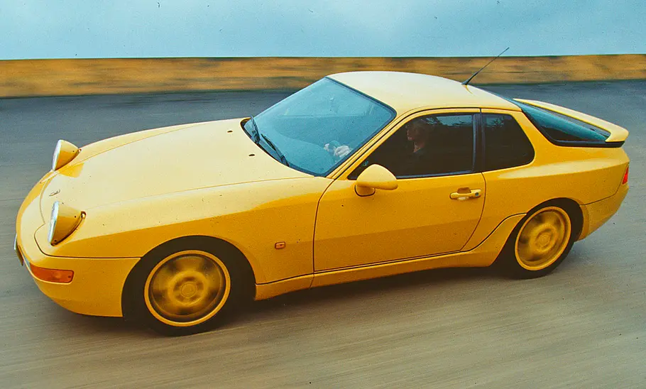Porsche 968 CS Der Porsche 968 CS fahrend von der Seite fotografiert.