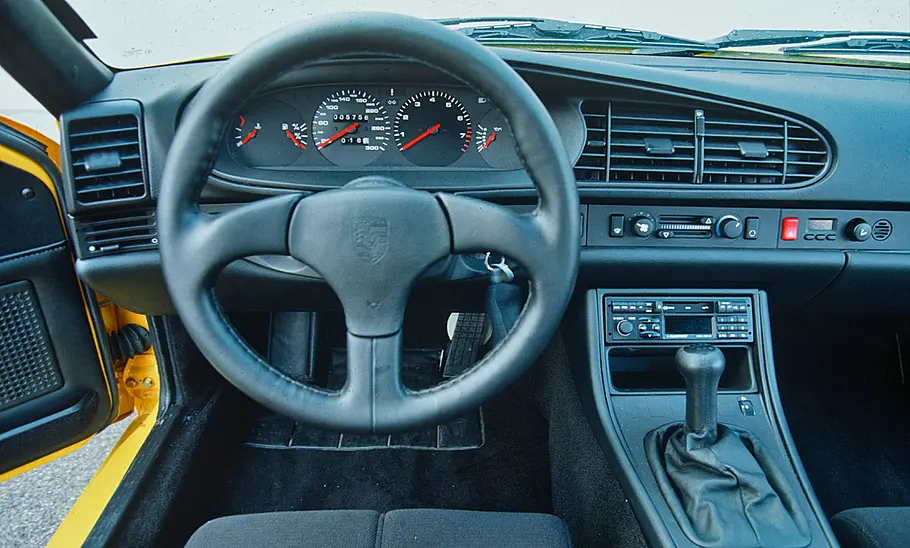 Porsche 968 CS Das Cockpit des Porsche 968 CS.