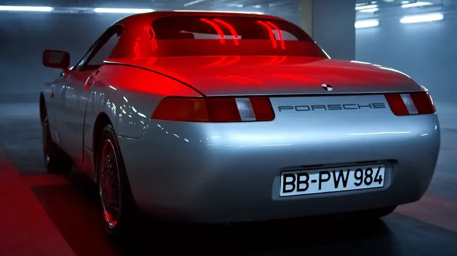 Porsche 984 Junior Der Porsche 984 Junior stehend von schräg hinten