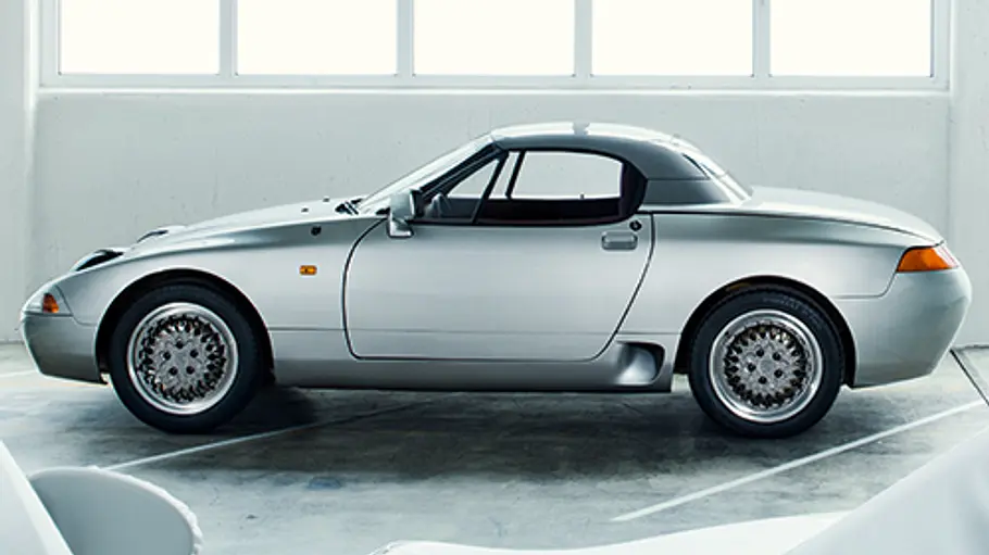 Porsche 984 Junior Der Porsche 984 Junior stehend seitlich