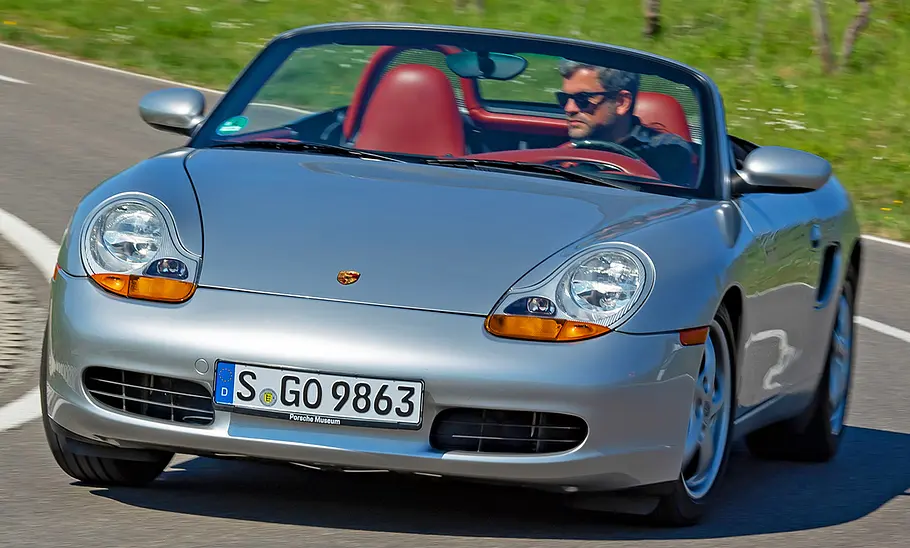 Der Porsche Boxster fahrend von vorne.