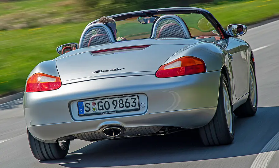 Der Porsche Boxster fahrend von hinten.