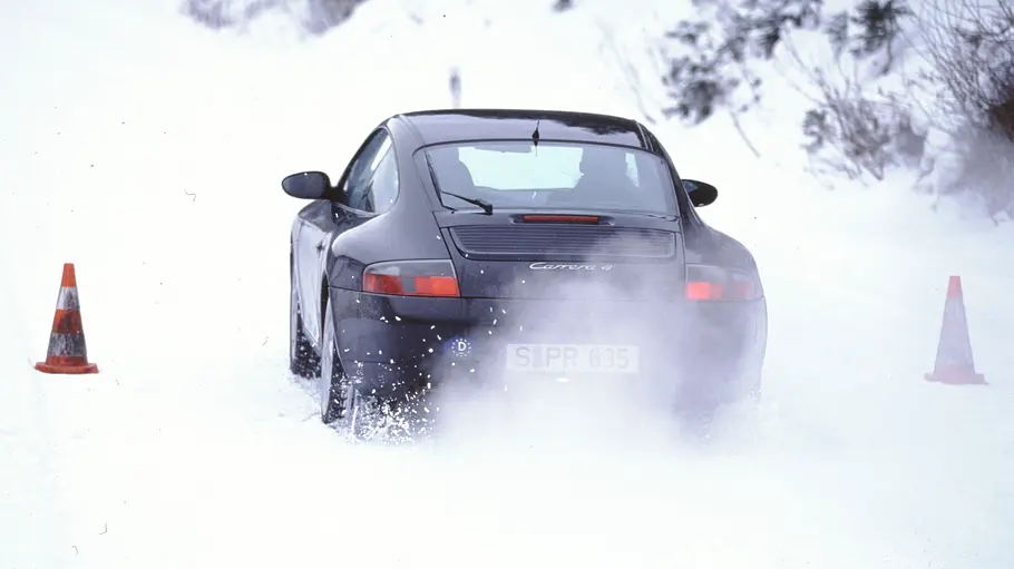 Porsche Carrera 4 fahrend von hinten