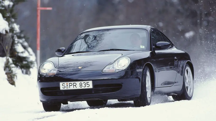 Porsche Carrera 4 fahrend von vorne 