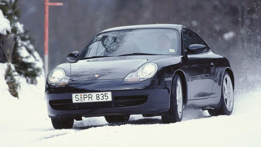 Porsche Carrera 4 fahrend von vorne