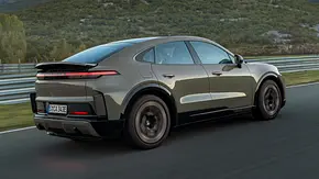 Porsche Cayenne Coupé Electric auf einer Autobahn fahrend von hinten rechts fotografiert. - Foto: Porsche Porsche Cayenne Coupé Electric auf einer Autobahn fahrend von hinten rechts fotografiert. - Foto: Porsche