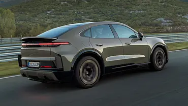 Porsche Cayenne Coupé Electric auf einer Autobahn fahrend von hinten rechts fotografiert. - Foto: Porsche