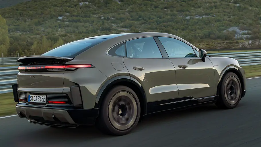 Porsche Cayenne Coupé Electric (2026) Blick von schräg hinten auf den fahrenden Porsche Cayenne Coupé Electric (2026).