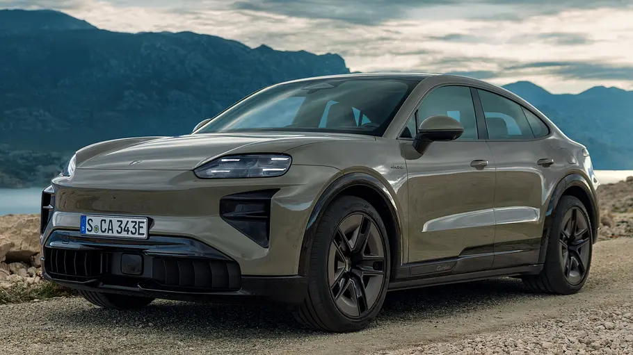 Porsche Cayenne Coupé Electric (2026) Blick von schräg vorne auf den Porsche Cayenne Coupé Electric (2026).