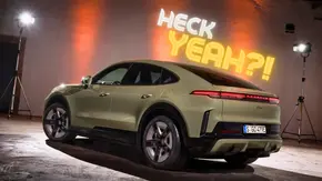 Porsche Cayenne Coupé Electric statisch im Fotostudio (Heckansicht). - Foto: AUTO ZEITUNG