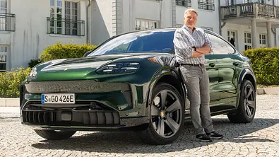 Porsche Cayenne S Coupé Electric statisch mit AUTO ZEITUNG-Redakteur Martin Urbanke vor Hotelanlage. - Foto: AUTO ZEITUNG