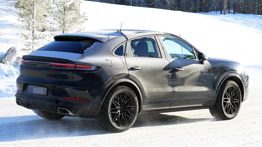 Porsche Cayenne Coupé Facelift (2026) Blick von schräg hinten auf das fahrende Porsche Cayenne Coupé Facelift (2026).