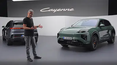 AUTO ZEITUNG-Redakteur Johannes Riegsinger steht im Studio vor dem Porsche Cayenne Electric. - Foto: Porsche