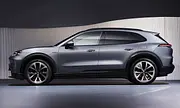 Der Porsche Cayenne Electric von der Seite. - Foto: Porsche