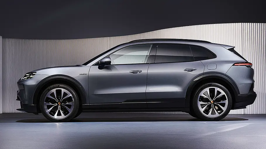 Porsche Cayenne Electric Der Porsche Cayenne Electric steht in Studioumgebung, von links fotografiert.