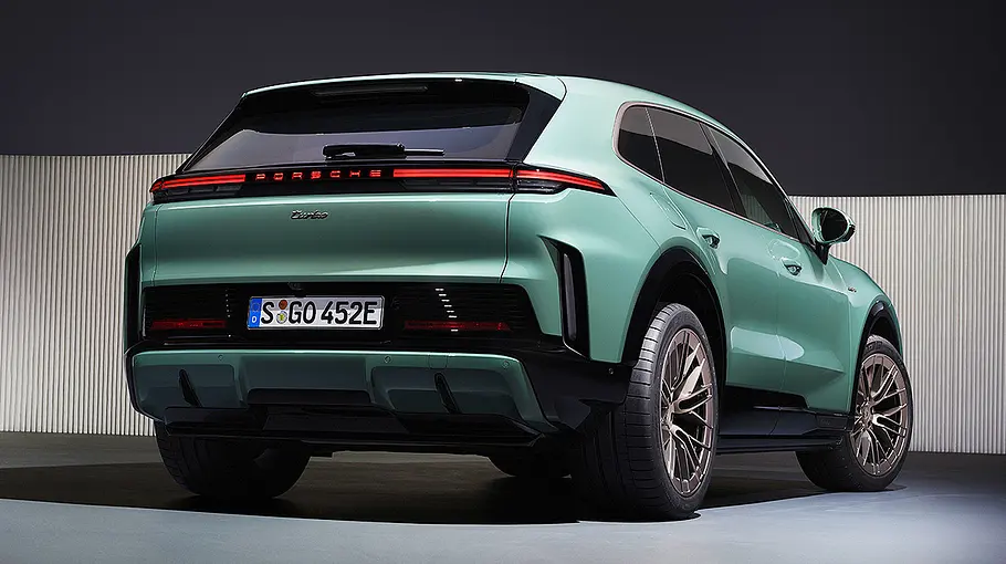 Porsche Cayenne Electric Turbo Der Porsche Cayenne Electric Turbo steht in Studioumgebung, von hinten rechts fotografiert.