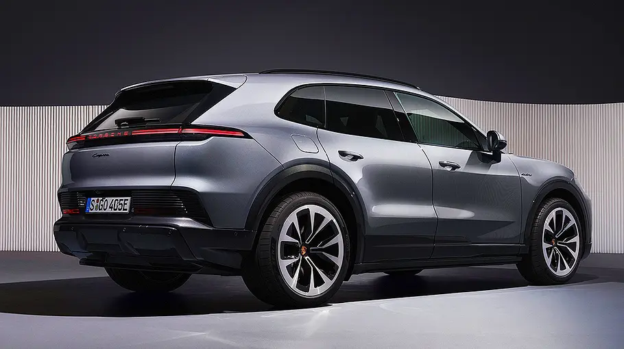 Porsche Cayenne Electric Der Porsche Cayenne Electric steht in Studioumgebung, von hinten rechts fotografiert.