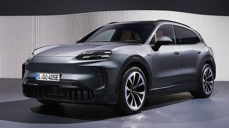Porsche Cayenne Electric Der Porsche Cayenne Electric steht in Studioumgebung, von vorne links fotografiert.