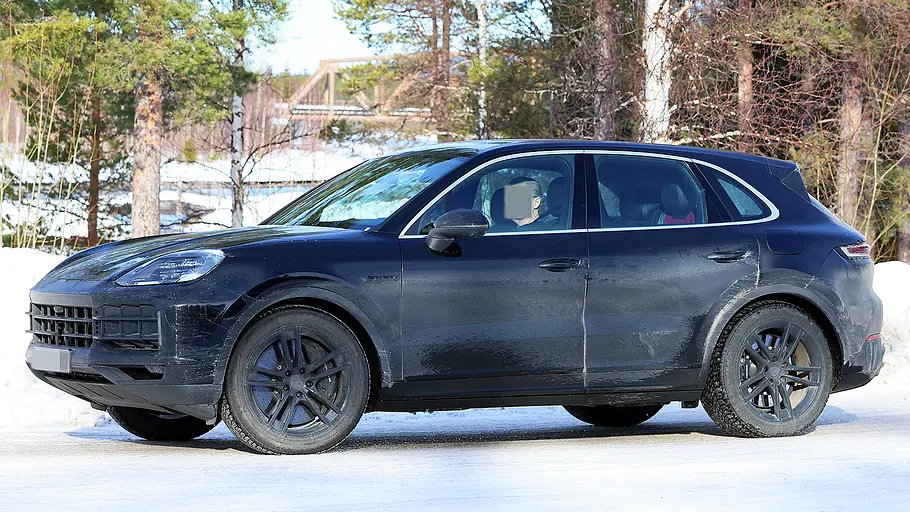 Porsche Cayenne Facelift (2026) Blick von schräg vorne auf das fahrende Porsche Cayenne Facelift (2026).
