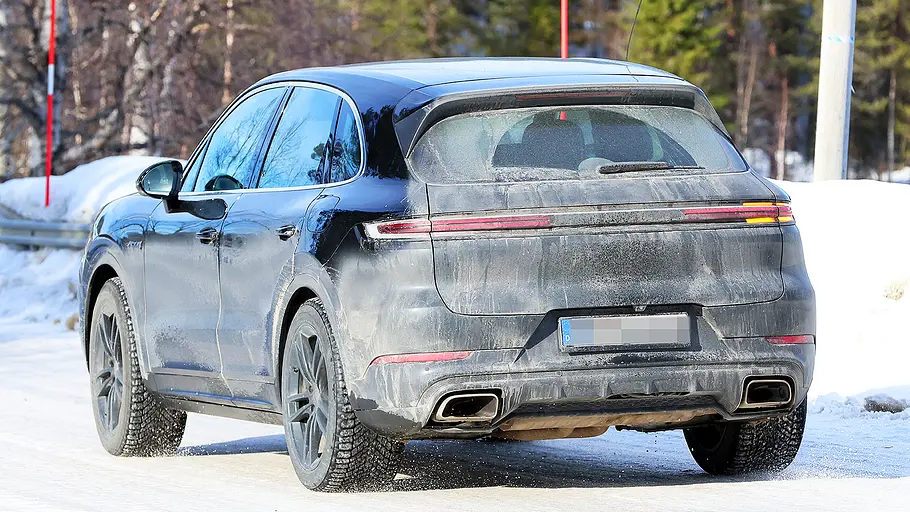 Porsche Cayenne Facelift (2026) Blick von schräg hinten auf das fahrende Porsche Cayenne Facelift (2026).