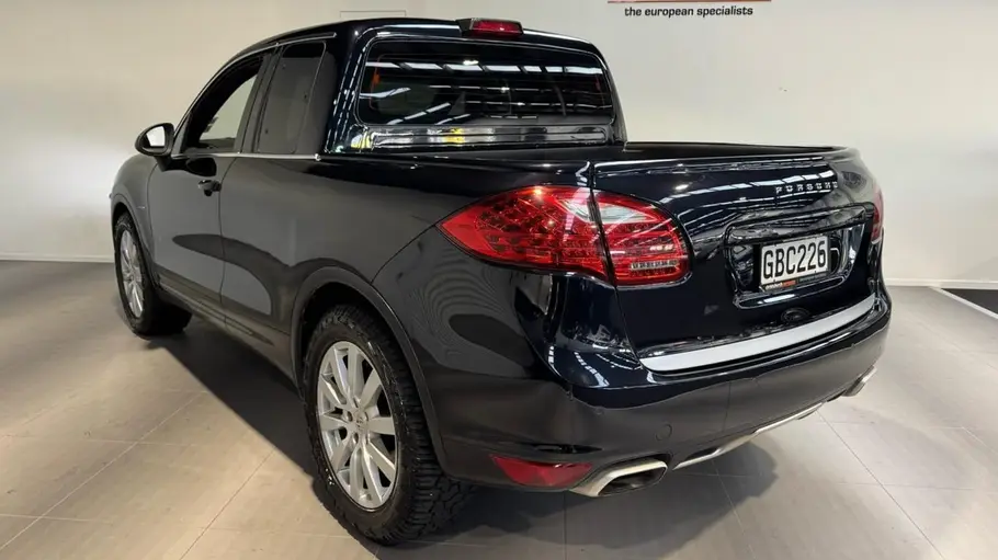 Der Porsche Cayenne Pick-up stehend von schräg hinten