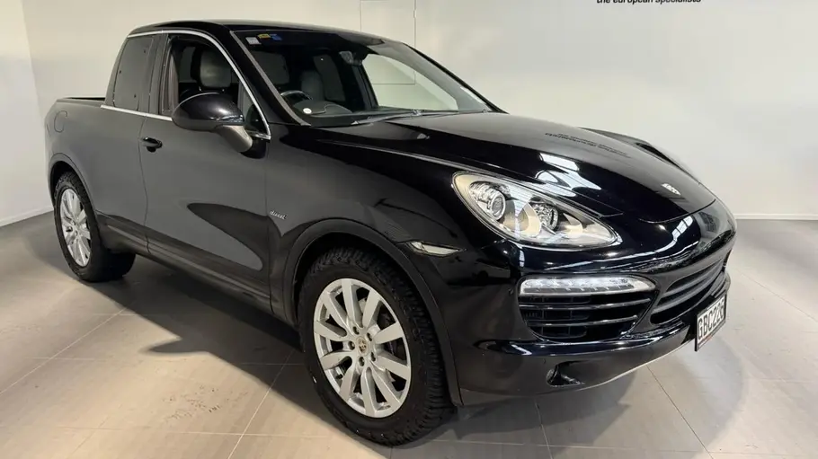 Der Porsche Cayenne Pick-up stehend von schräg vorne