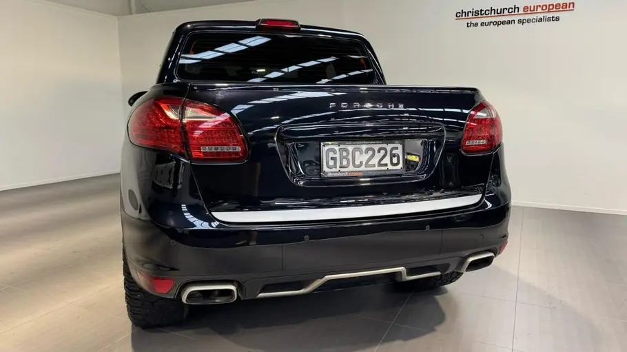 Der Porsche Cayenne Pick-up stehend von hinten