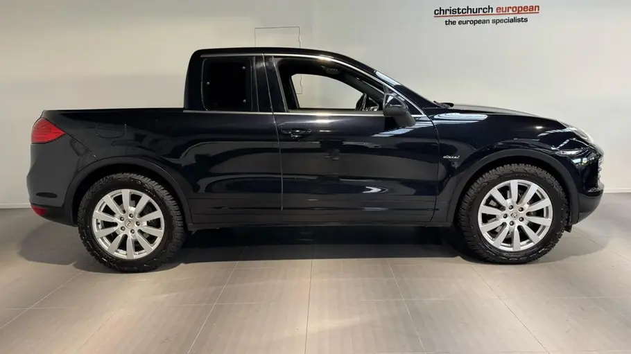 Der Porsche Cayenne Pick-up stehend seitlich