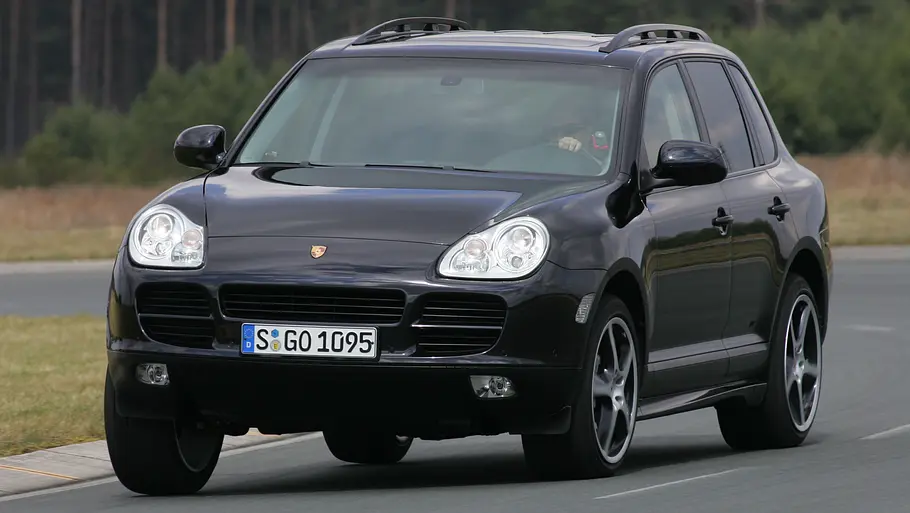 Der Porsche Cayenne S fahrend von vorne.