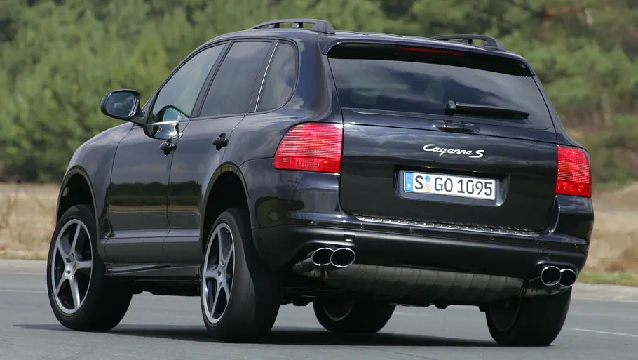 Der Porsche Cayenne S fahrend von hinten.