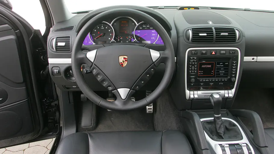 Das Cockpit des Porsche Cayenne S.