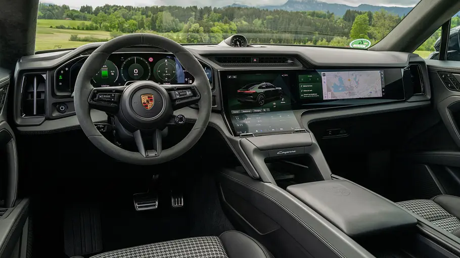 Das Cockpit des Porsche Cayenne S Coupé Electric.
