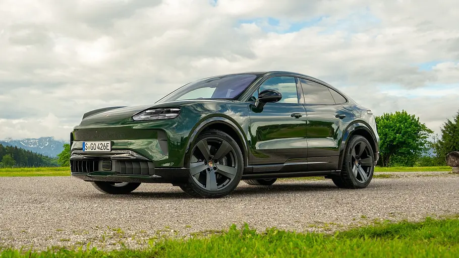 Der Porsche Cayenne S Coupé Electric, statisch von vorne links fotografiert.