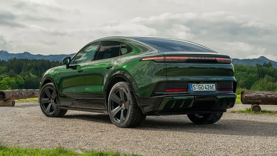 Der Porsche Cayenne S Coupé Electric, statisch von hinten links fotografiert.