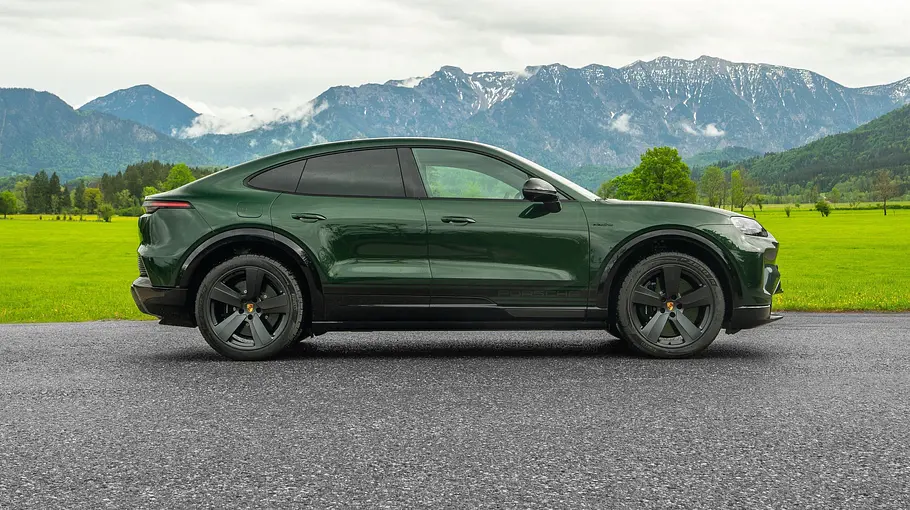 Der Porsche Cayenne S Coupé Electric, statisch von rechts fotografiert.
