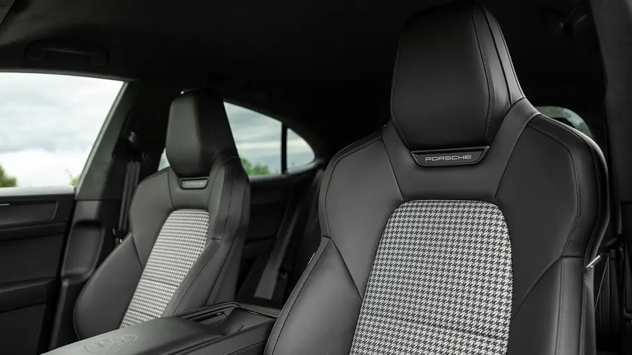 Die vorderen Sitze des Porsche Cayenne S Coupé Electric.