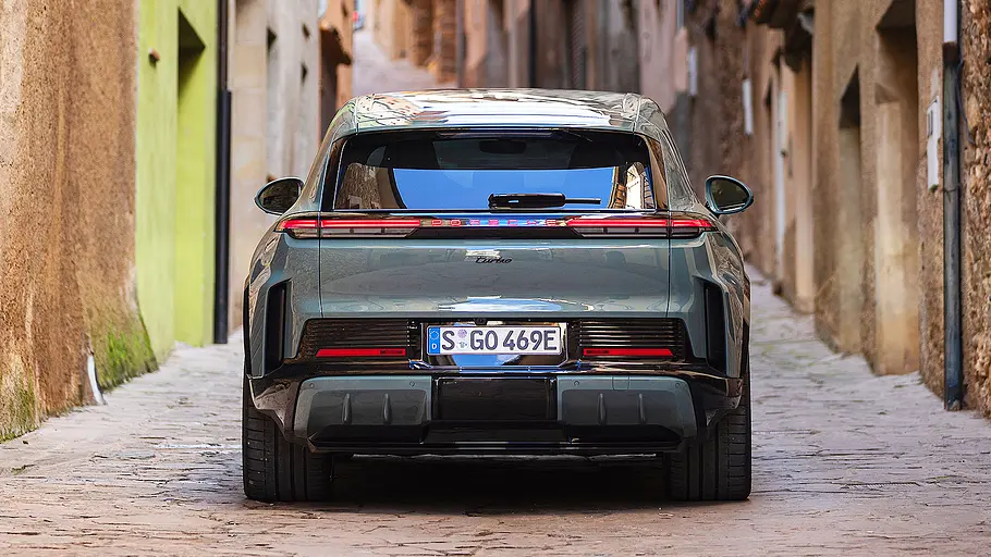 Blick von hinten auf den Porsche Cayenne Turbo Electric (2026).