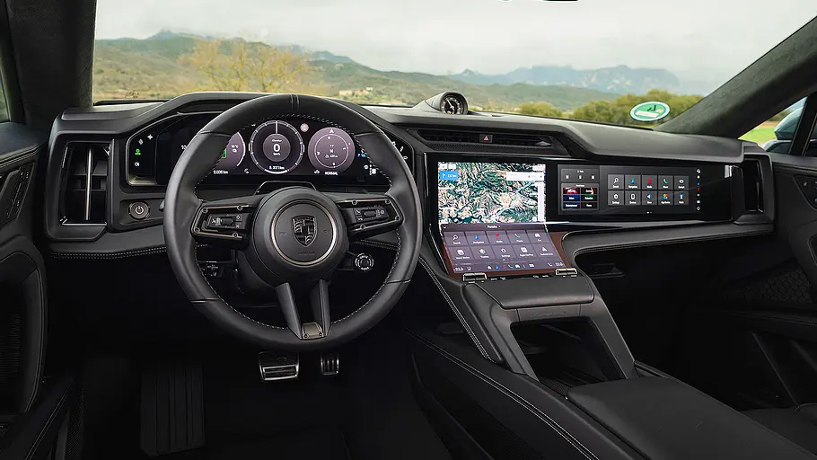 Blick auf die Armaturen im Innenraum des Porsche Cayenne Turbo Electric (2026).