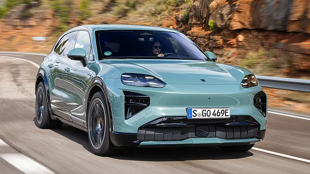Blick von schräg vorne auf den fahrenden Porsche Cayenne Turbo Electric (2026). - Foto: Porsche Blick von schräg vorne auf den fahrenden Porsche Cayenne Turbo Electric (2026). - Foto: Porsche
