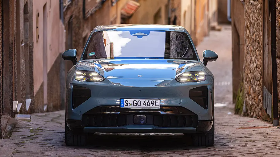 Blick von vorne auf den Porsche Cayenne Turbo Electric (2026).