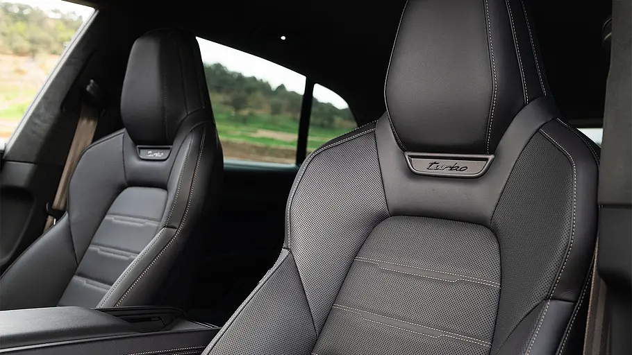 Blick auf die Vordersitze im Innenraum des Porsche Cayenne Turbo Electric (2026).