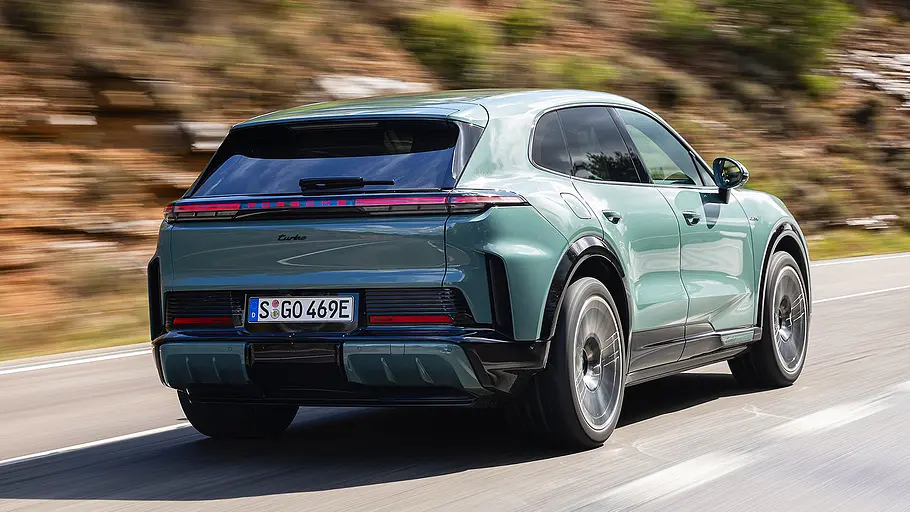 Blick von schräg hinten auf den fahrenden Porsche Cayenne Turbo Electric (2026).