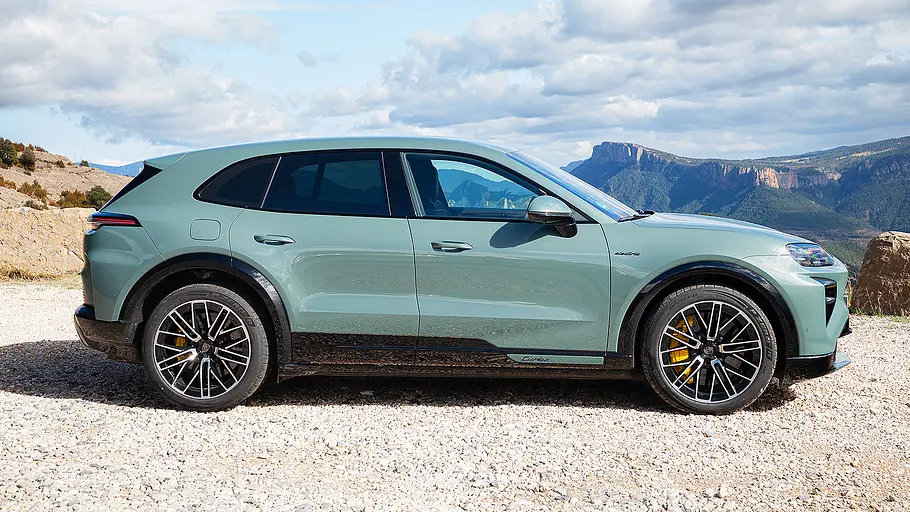 Blick von der Seite auf den Porsche Cayenne Turbo Electric (2026).