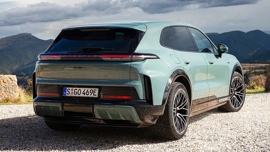 Blick von schräg hinten auf den Porsche Cayenne Turbo Electric (2026).