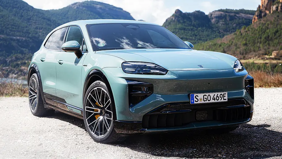 Der Porsche Cayenne Electric (2026) stehend von schräg vorne fotografiert.